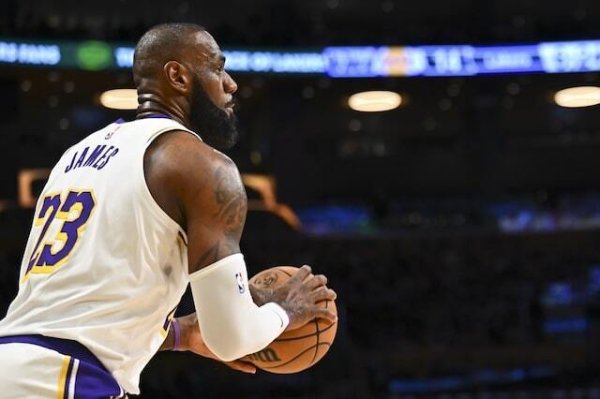 James và Lakers có sự khác b